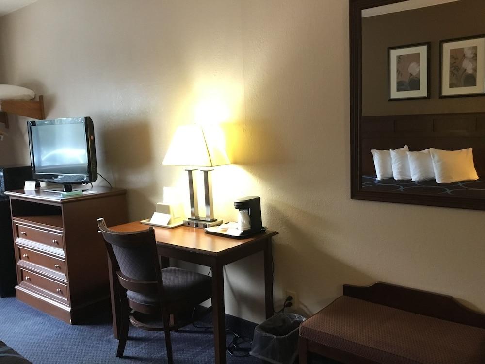 Super 8 By Wyndham Manchester Airport Extérieur photo